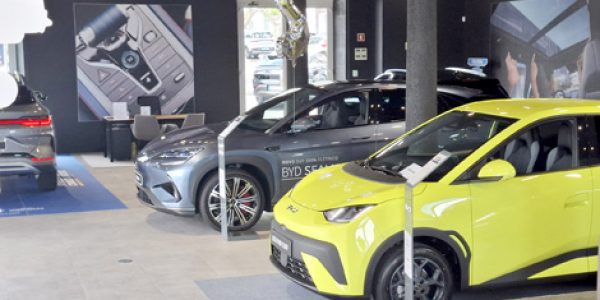 Financiamento para incentivo à compra de viaturas eléctricas suspensas “por tempo indeterminado”