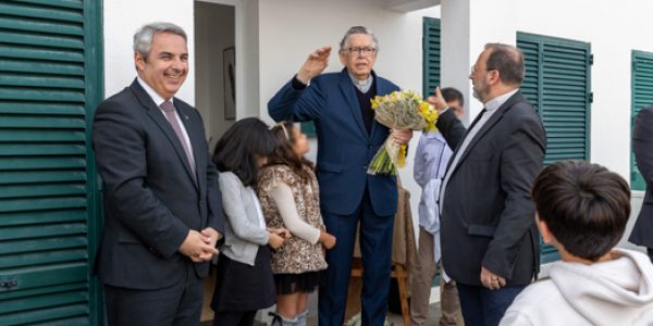 Padre Fernando Teixeira homenageado defende que é hora de os padres deixarem de “estar sentadinhos nas igrejas e devem ir escutar o que se passa nas famílias”